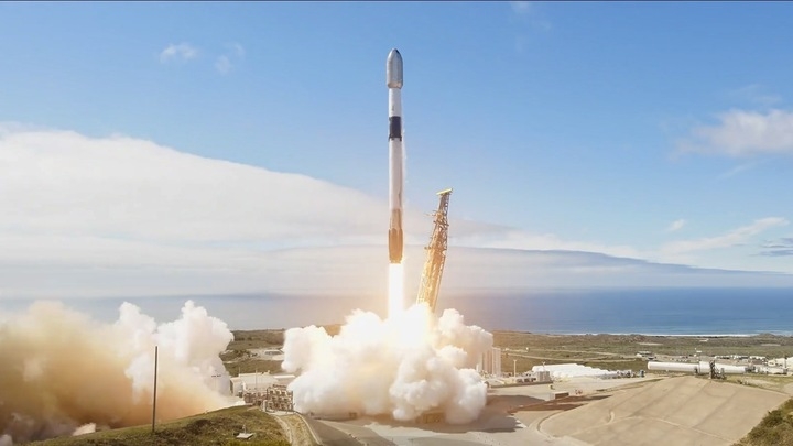 SpaceX launches 27 Starlink satellites to orbit from California, lands rocket at sea (video)