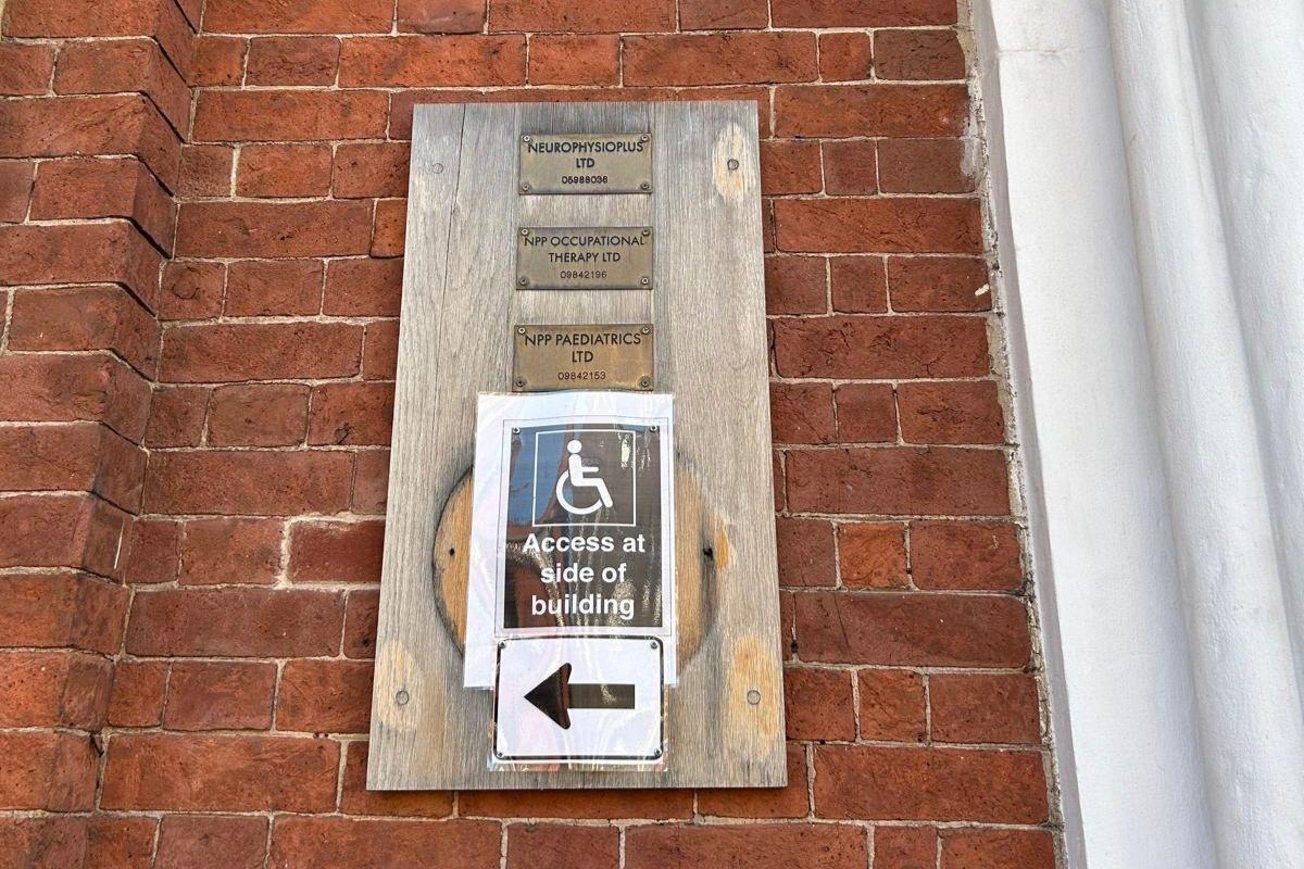 Where has the blue plaque gone on Lower High Street?