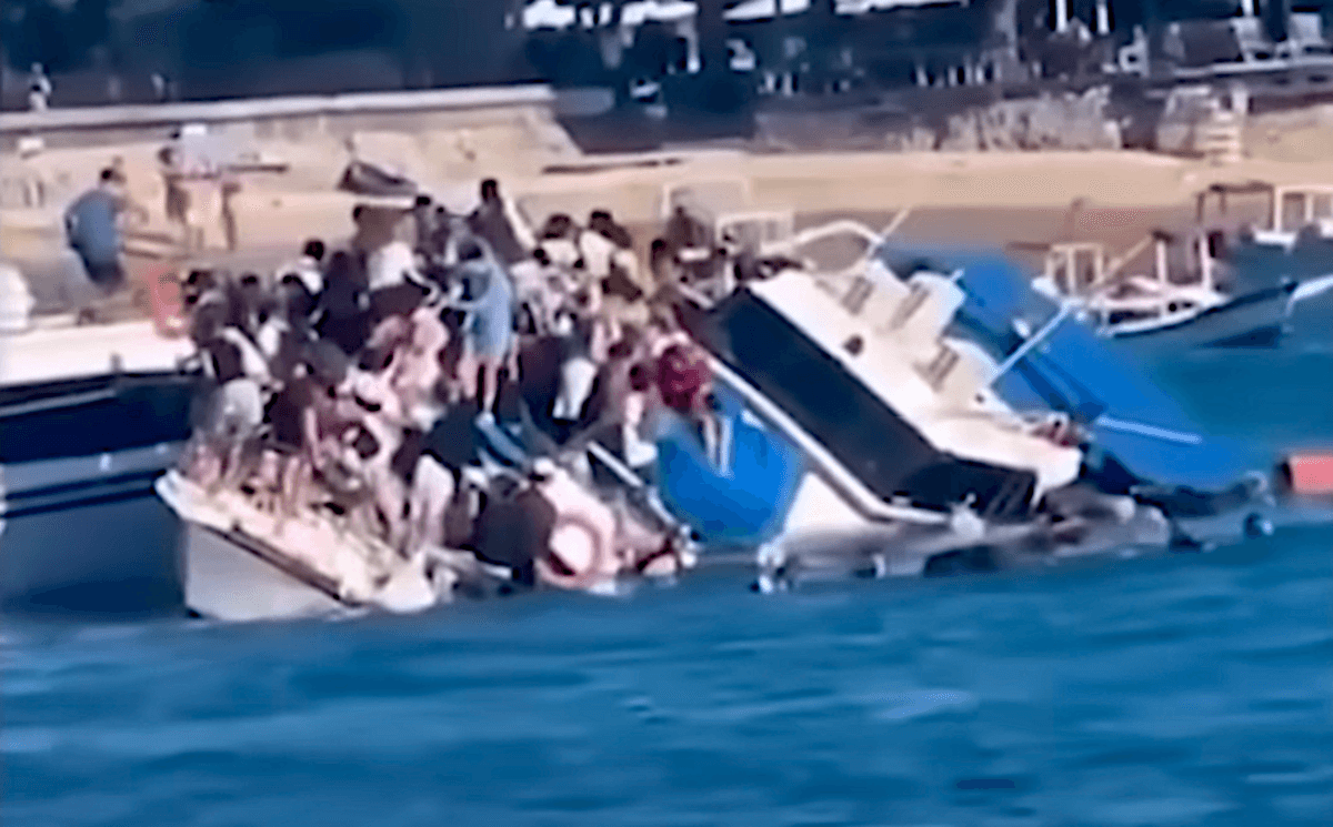 Wave Capsizes Boat in Bali, Tourists Panic to Escape (Video)