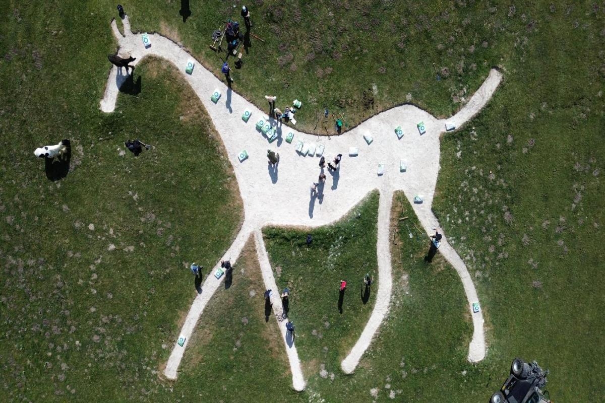 Wroughton running group helps restore historic chalk horse