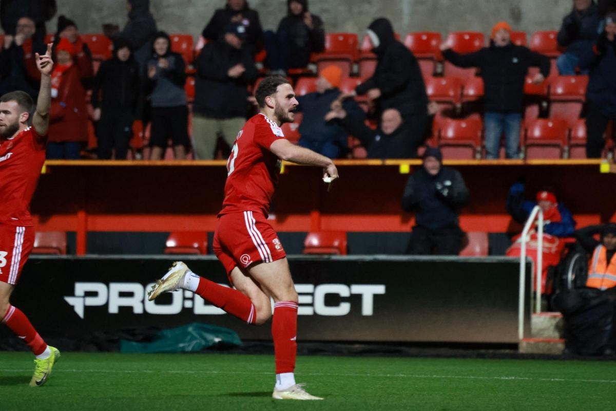 Smith open to signing longer contract to stay at Swindon