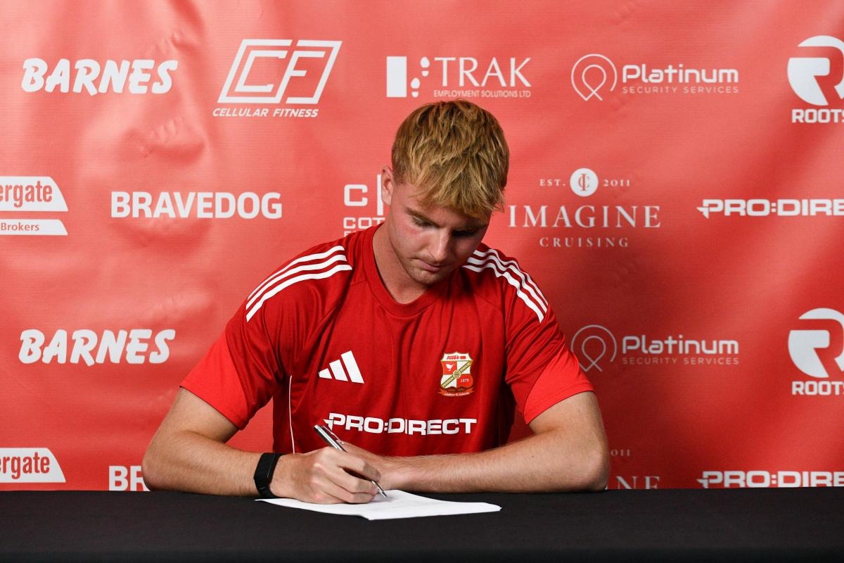 Leicester defender joins Swindon on season-long loan deal