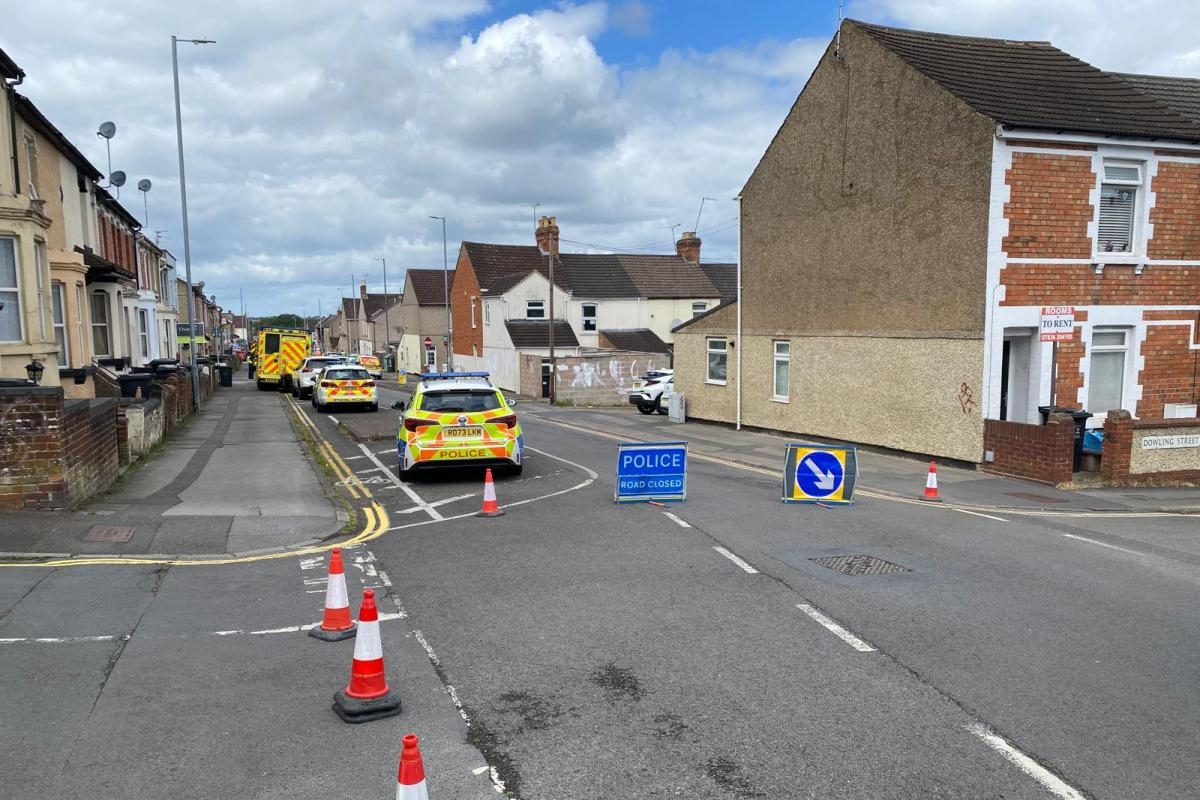 Large emergency response rushes to Swindon town centre