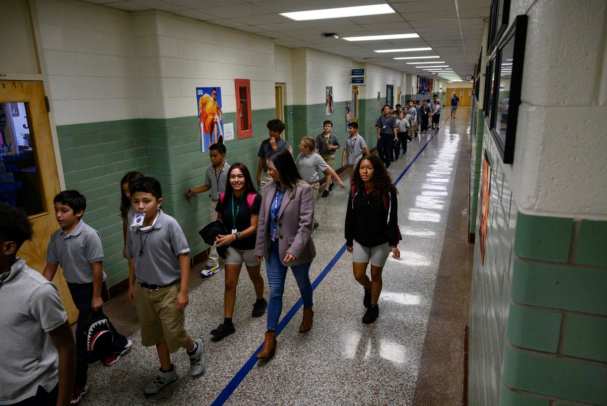 Texas lawmakers advancing bill to ban kids from social media