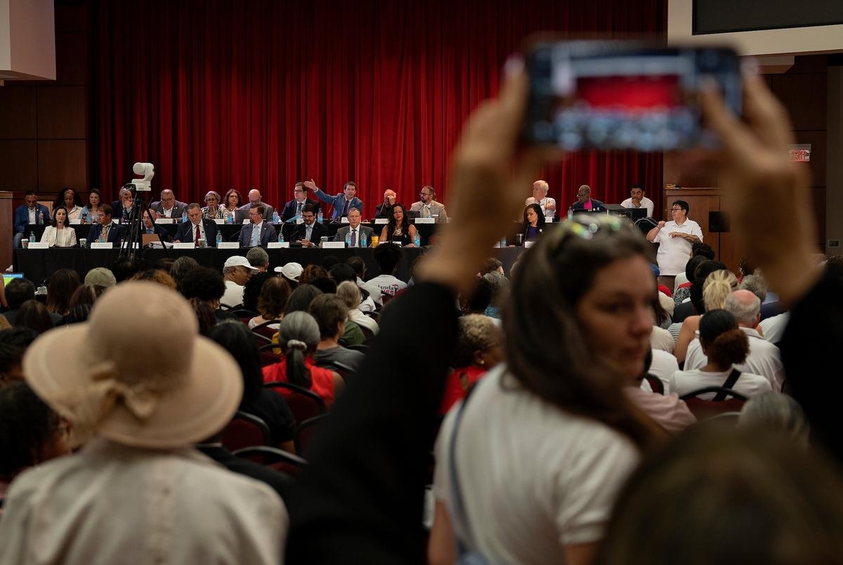 Texas House redistricting committee's Houston hearing draws criticism over absence of maps