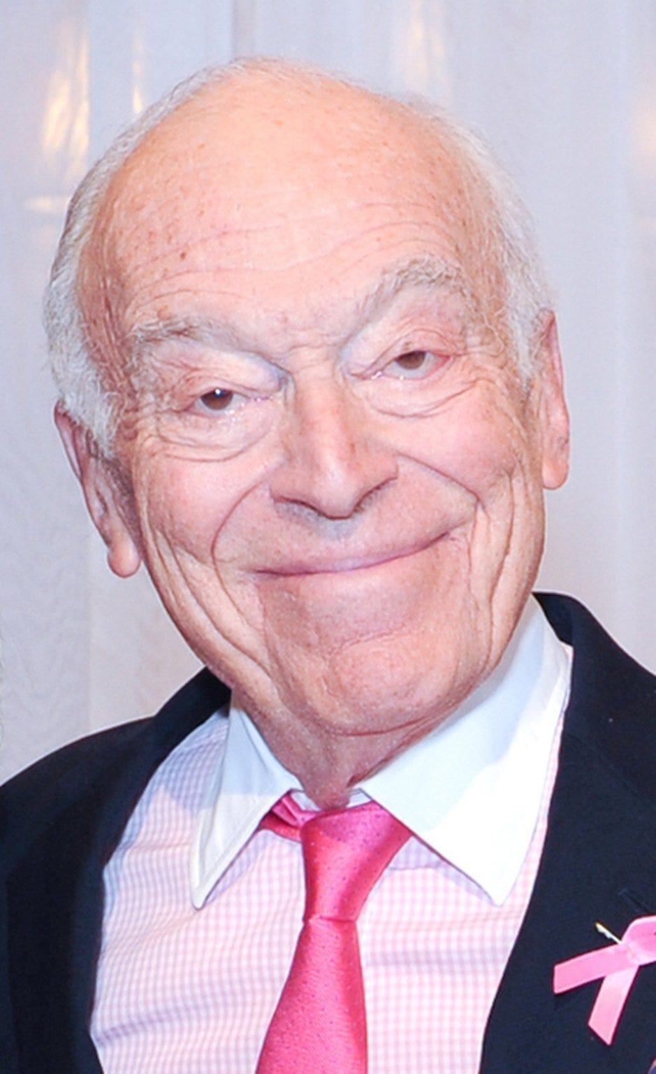 Cosmetics giant Leonard Lauder dies at 92