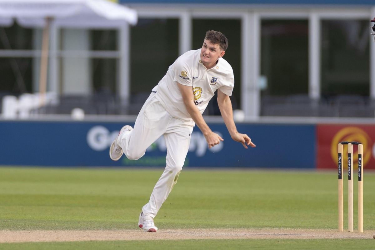 Robinson and Carson strike but Sussex let advantage slip