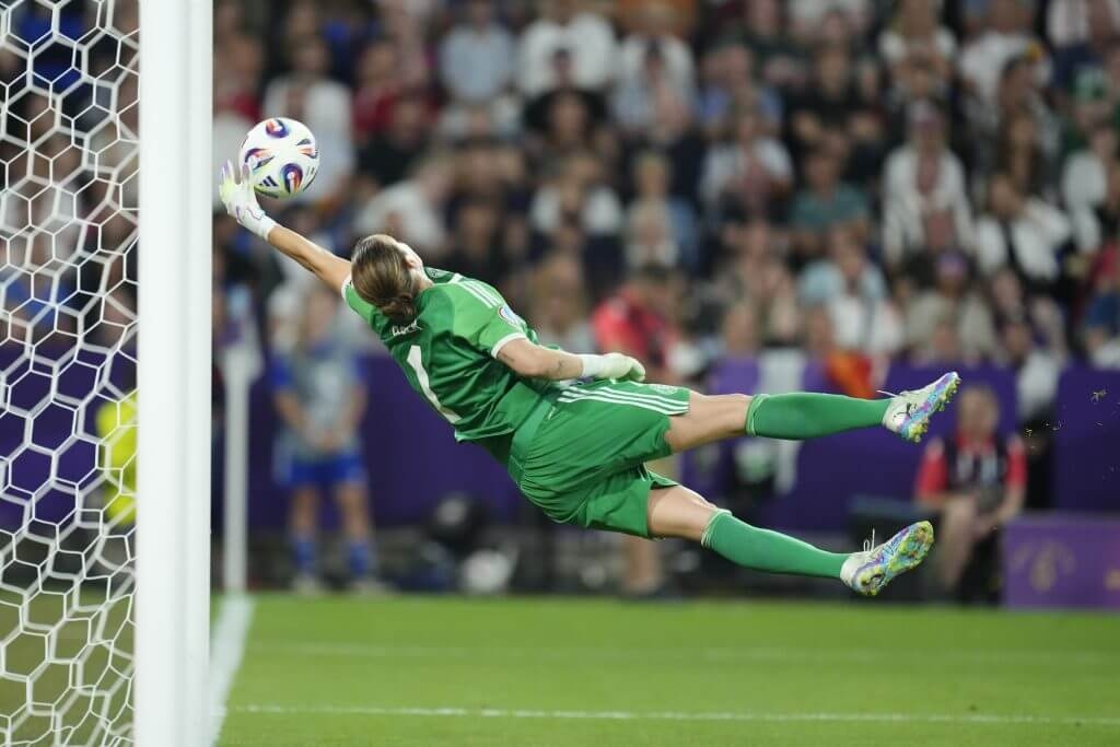 Breaking down Ann-Katrin Berger save of the Euros, sending Germany to semi-finals