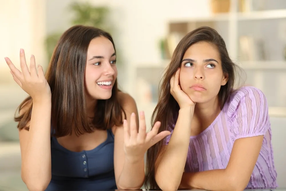 15 Tacky Behaviors That Make You Lose Friends Fast