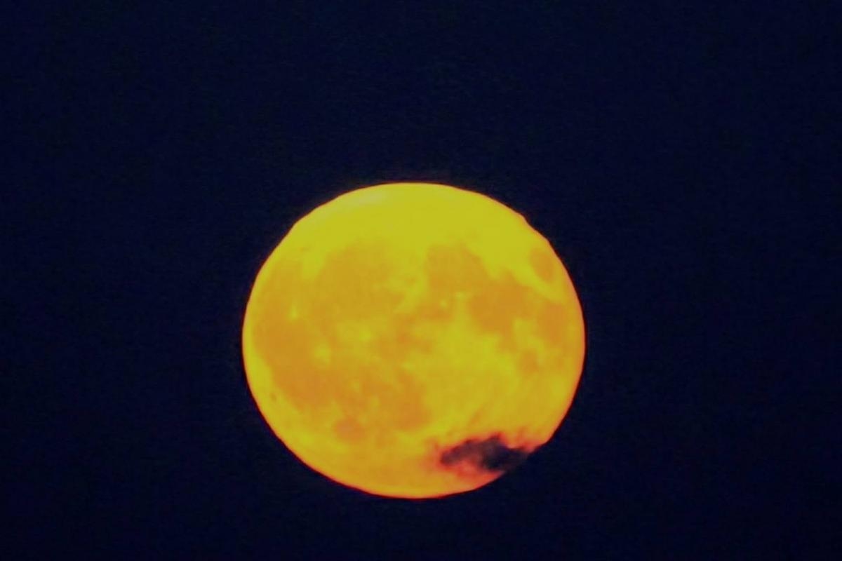 Stunning pictures capture tonight's incredible moon