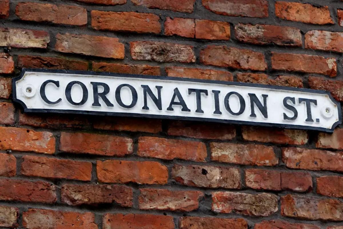 Coronation Street fans predict affair between characters before one leaves show