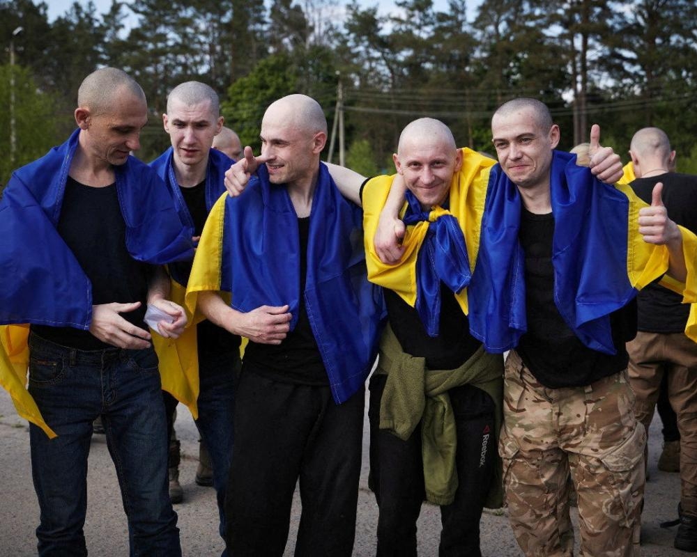 Ukraine and Russia exchange 800 PoWs in largest prisoner swap of war so far