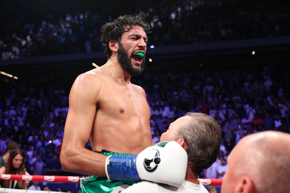 Britain's Hamzah Sheeraz crushes Edgar Berlanga to announce 168lb arrival
