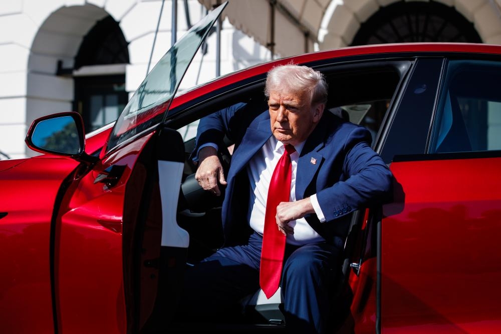 Tesla share plunge amid Trump feud wipes $152bn off Elon Musk's company