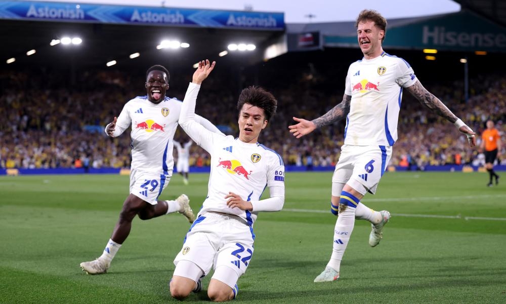 Leeds close in on title after Tanaka and Ramazani's double crushes Bristol City