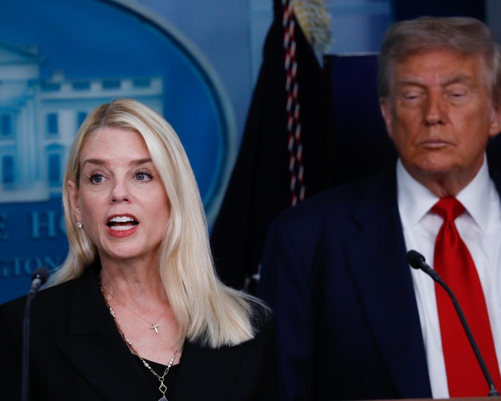 Pam Bondi threatens prosecution for leaders not complying with immigration officers