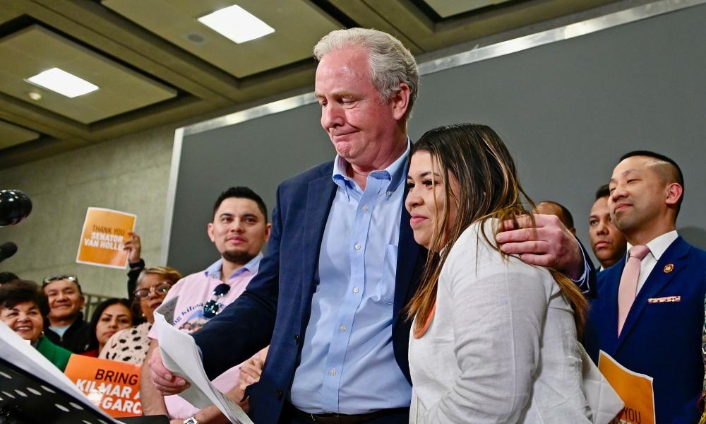 Senator says trip to El Salvador was to support Kilmar Ábrego García's due process