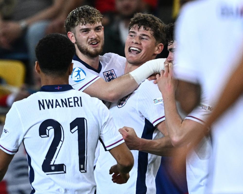 Harvey Elliott helps England make winning start in Euro Under-21 against Czechs