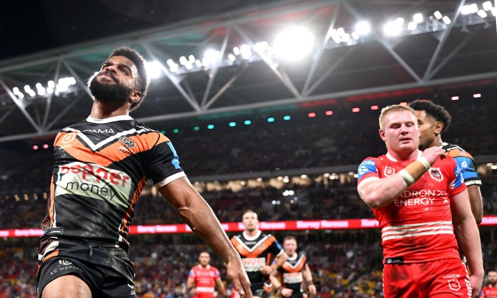 Su'A's spellbinding blunder costs Dragons dear in NRL Magic Round