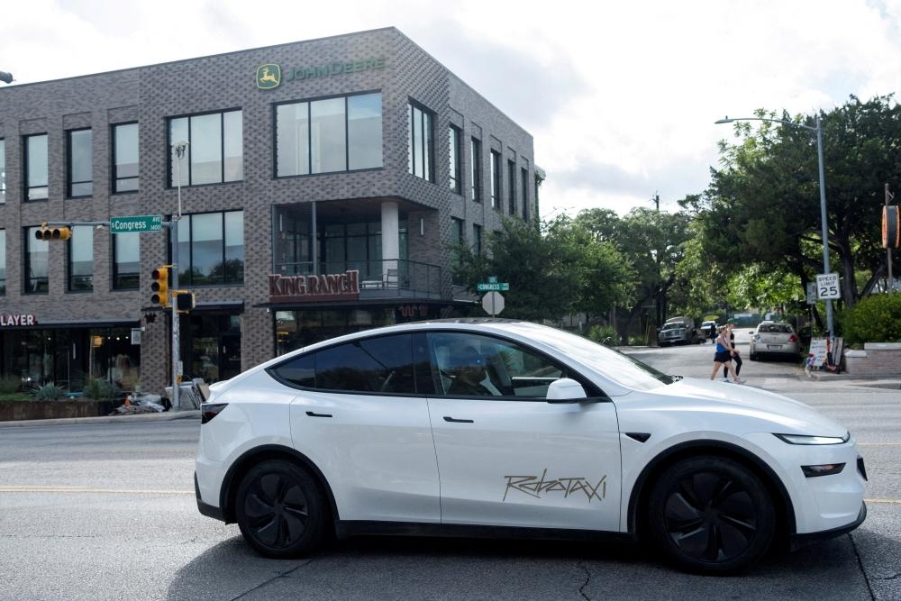 ‘Lidar is lame': why Elon Musk's vision for a self-driving Tesla taxi faltered