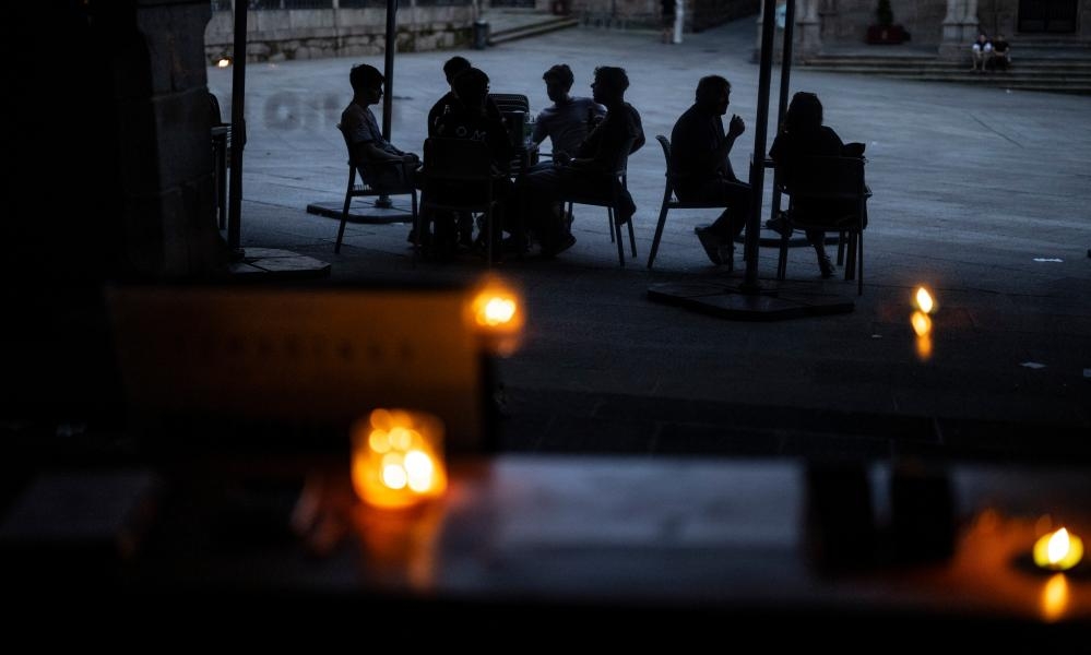 ‘No one knew what to do': power cuts bring chaos, connection and revaluation of digital dependency