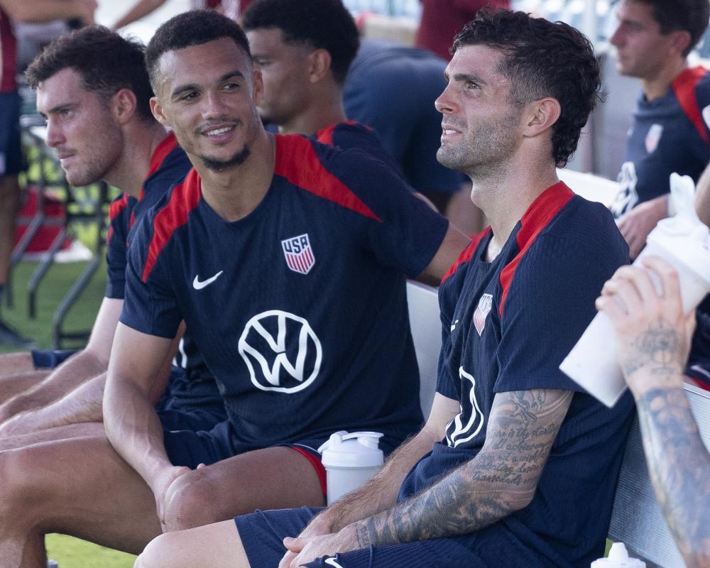 Christian Pulisic's father tells Landon Donovan to ‘grow a pair' after criticism of son