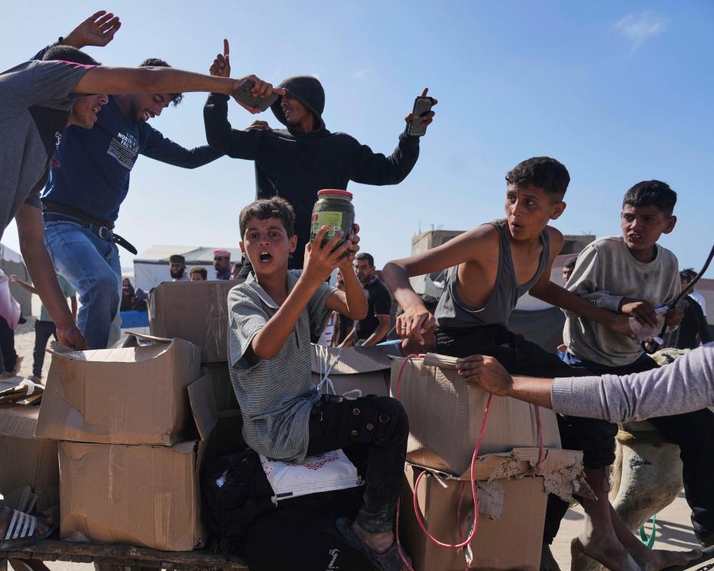 Israeli troops open fire as aid group loses control of distribution centre