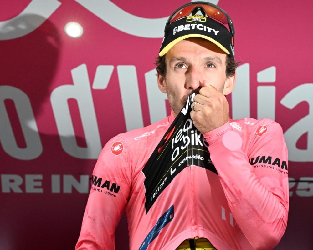 Simon Yates pulls off stunning comeback to all but seal Giro d'Italia triumph
