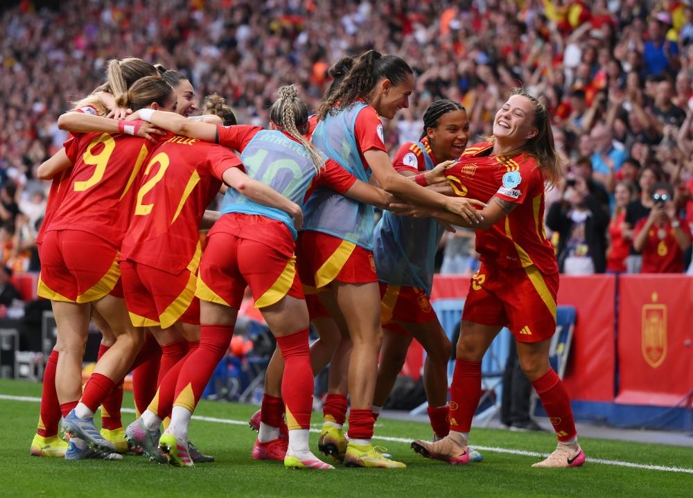 Clàudia Pina's double means England miss out on Nations League finals