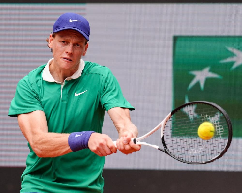 Jannik Sinner eases past Lehecka to stay on track for first French Open title