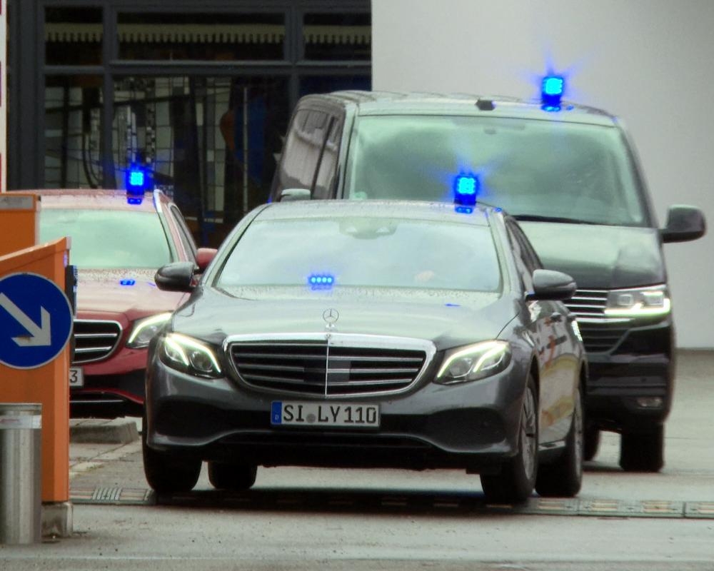 German police arrest teenage neo-Nazis over alleged attacks on migrants