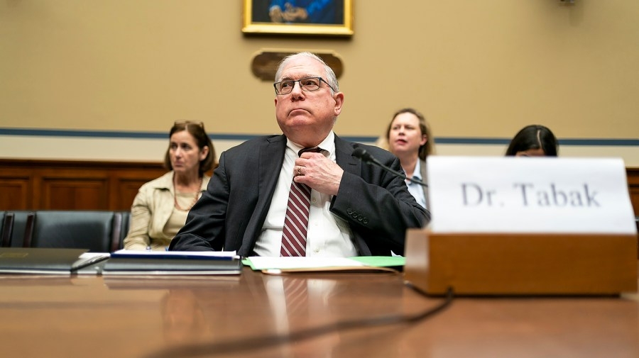 NIH reportedly loses 2 top leaders in 2 days