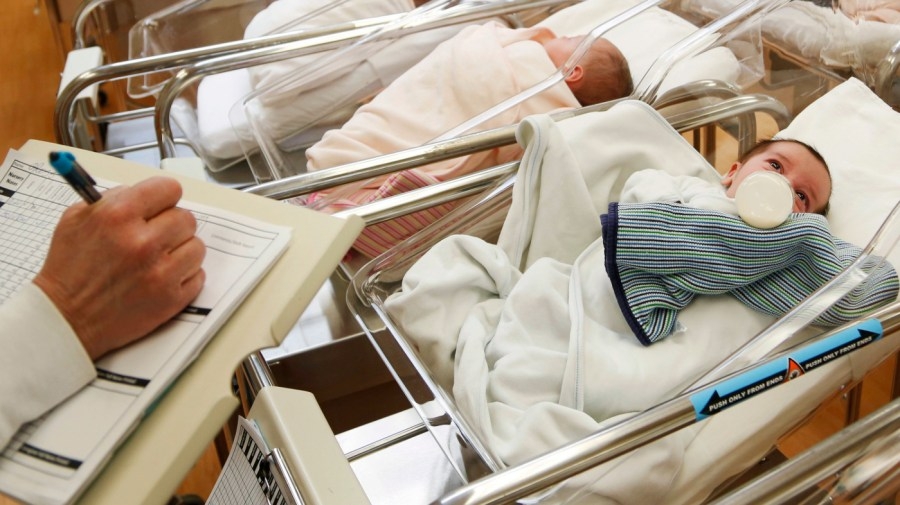CDC: Average age of US moms giving birth rises to nearly 30