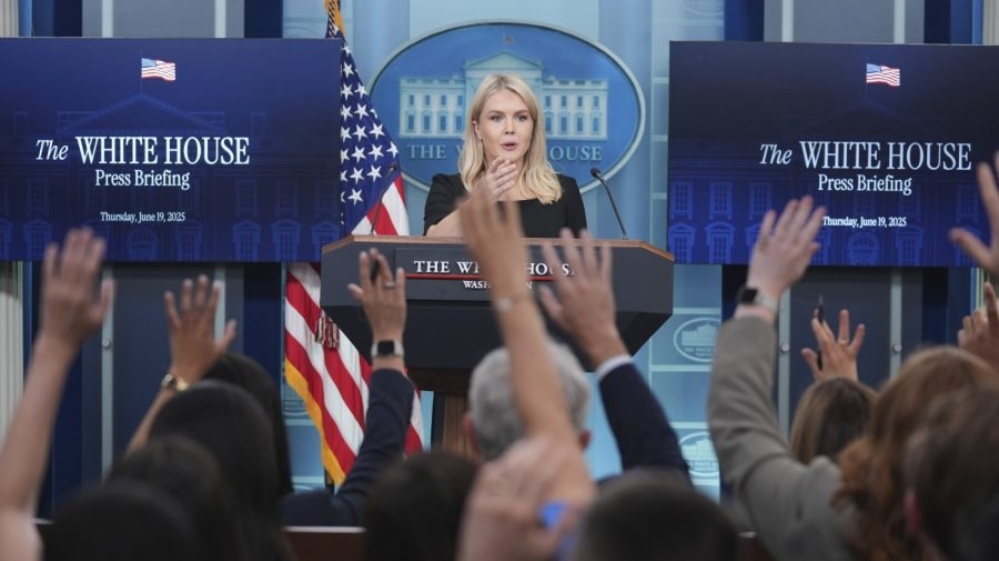 White House sidesteps question on Iranian regime change