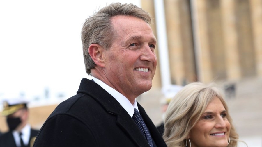 Flake pushes Republicans on Trump foreign policy: ‘Responsibility to speak out now rests with you'