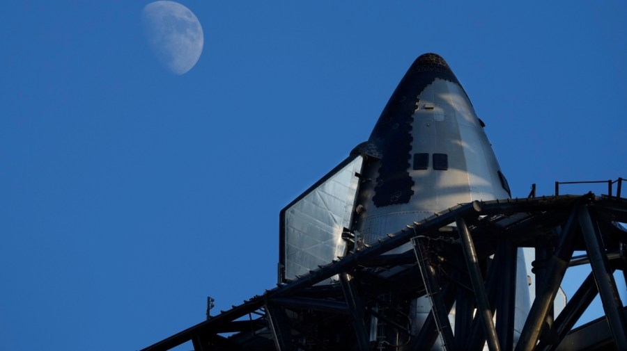 Opinion - What a commercial crewed moon mission could look like