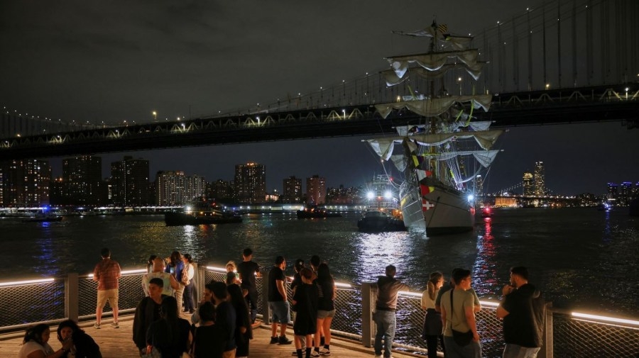 Watch live: NTSB to hold briefing on Mexican ship's crash into Brooklyn Bridge