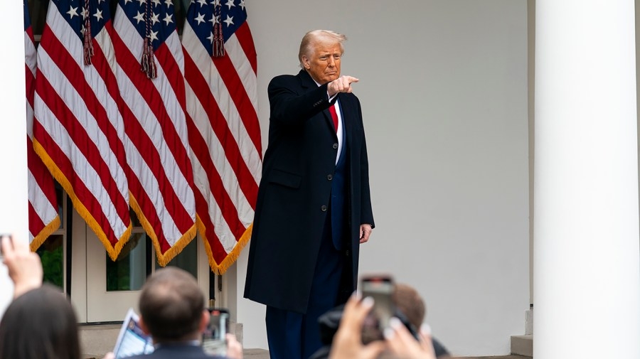 Appeals court halts Trump independent agency firings, spurring Supreme Court battle