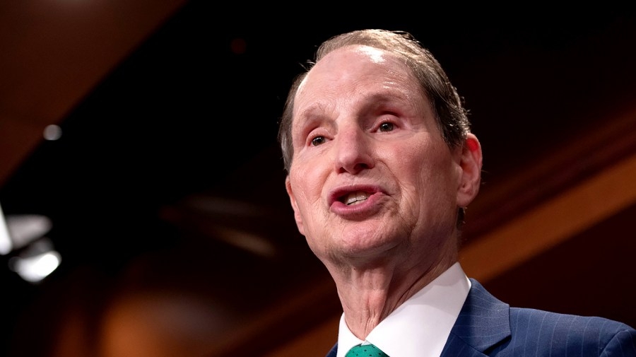 Wyden, Sanders: Federal layoffs threaten organ transplant system modernization