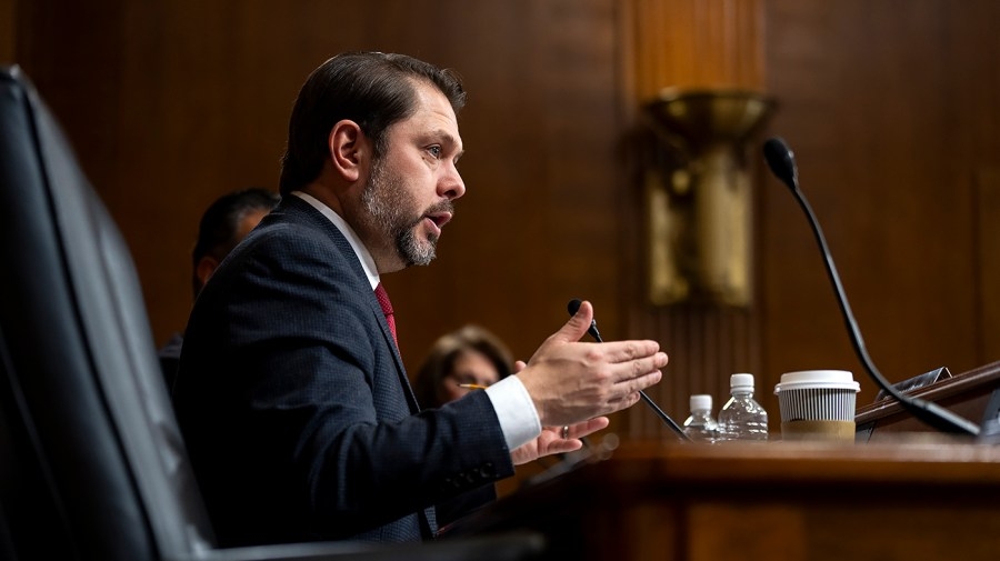 Gallego to GOP: ‘Don't try to f‑‑‑ us' on stablecoin bill