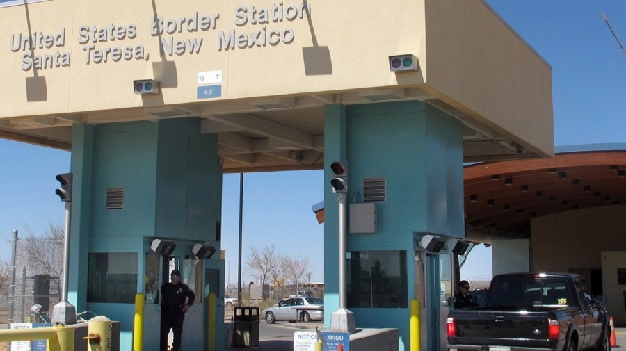 US troops begin detaining migrants on border defense zone