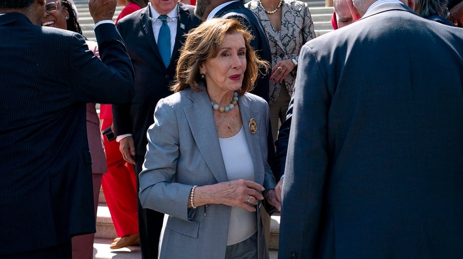 Pelosi endorses stock trading ban