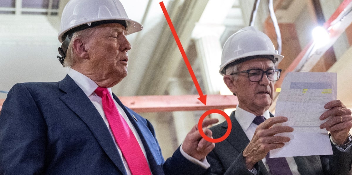 Trump's Body Language During Awkward Exchange With Jerome Powell Spoke Volumes, Experts Say