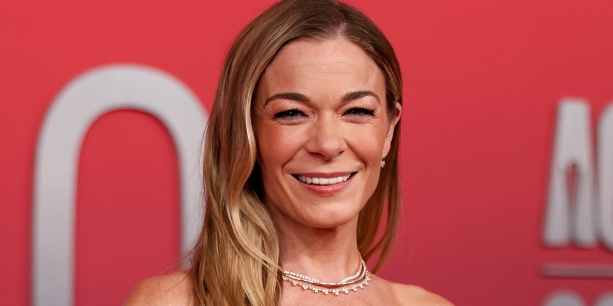 LeAnn Rimes' Teeth Fell Out Mid-Song, And She Spent The Rest Of Her Show Pushing Them In