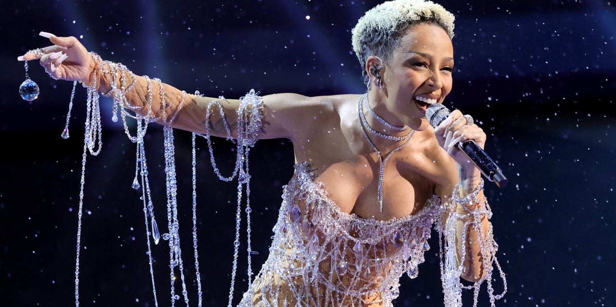 Doja Cat Sings In Oscars ‘James Bond' Medley, And People Are Shaken, Not Stirred