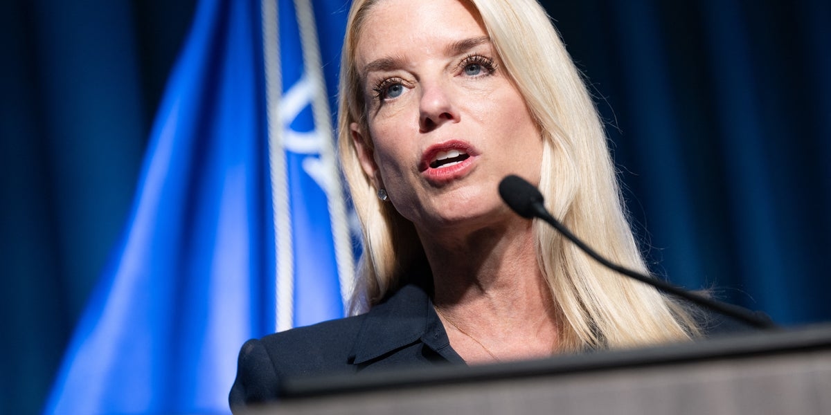Pam Bondi Escalates Attacks On Obama Officials By Calling For Grand Jury Investigation: Reports