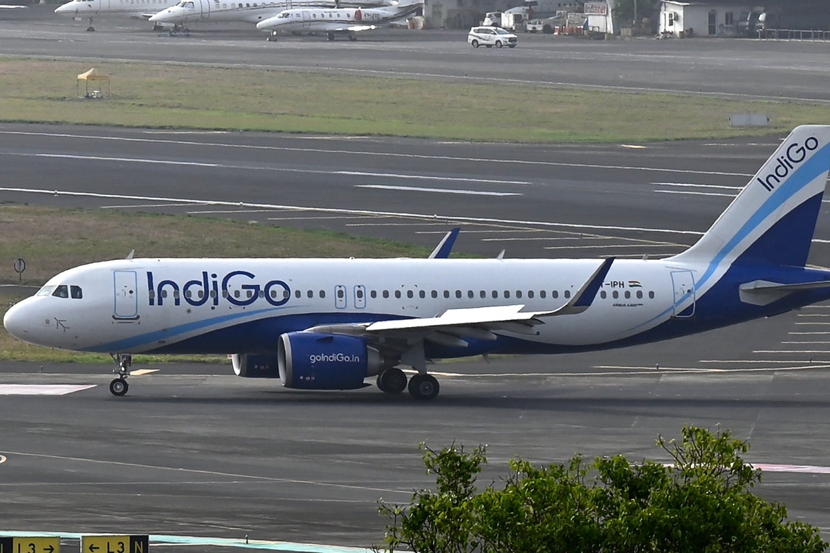 Passengers scream as flight suffers severe turbulence flying through deadly Delhi storm