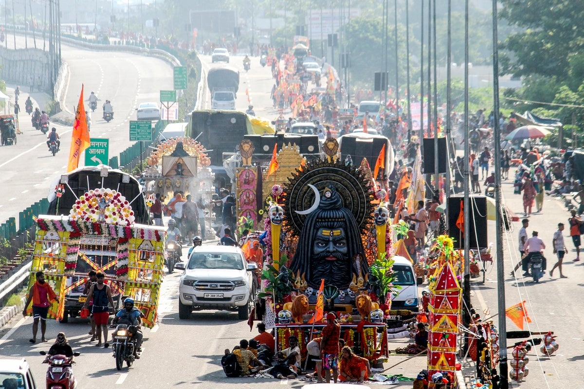 At least 6 killed in stampede as huge crowds gather at Indian temple town
