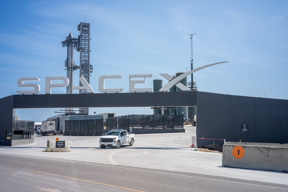 SpaceX lists ‘dishwasher' and ‘mixologist' jobs at Starbase City