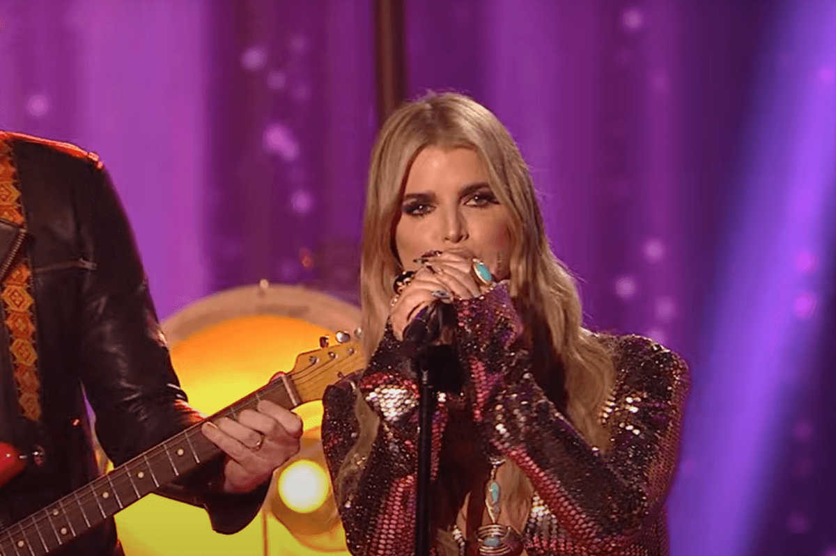 Jessica Simpson returns to live TV for first time in 15 years to help crown new American Idol